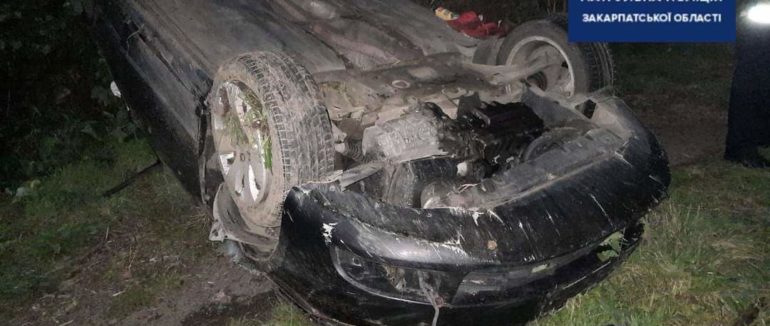ДТП на Мукачівщині: авто перекинуло на дах. Троє людей постраждали, один в реанімації
