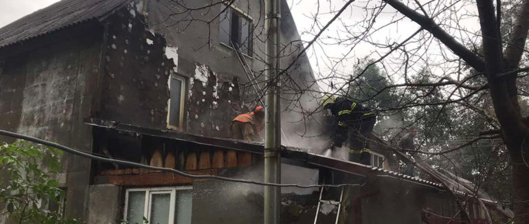 Міжгірські рятувальники під час пожежі вберегли від знищення два житлові будинки