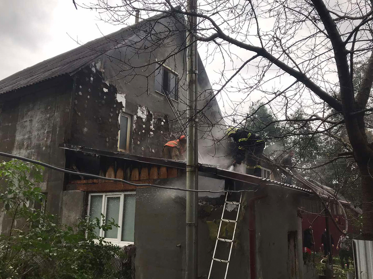 Міжгірські рятувальники під час пожежі вберегли від знищення два житлові будинки