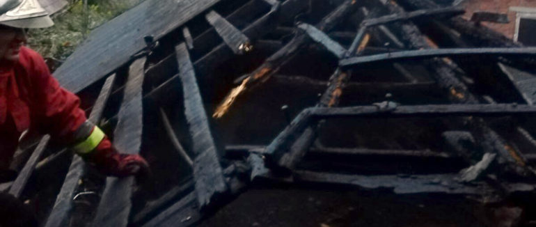 На Іршавщині горів житловий будинок. До приїзду рятувальників жінка з сусідами намагалася загасити полум’я власноруч