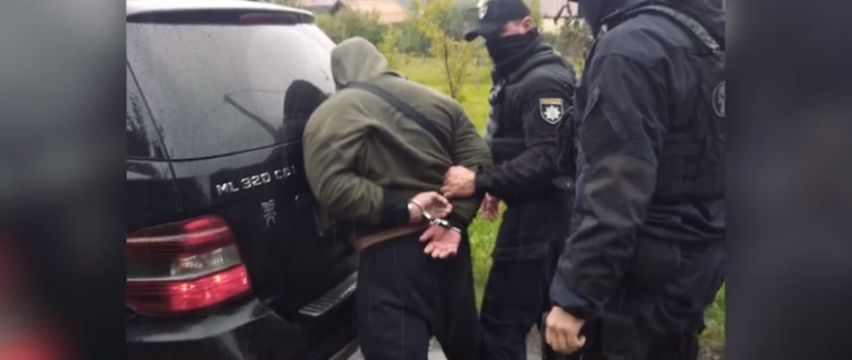 Зброя, маска та рукавички: розбійний напад на Закарпатті. Поліція затримала озброєного зловмисника та його спільника