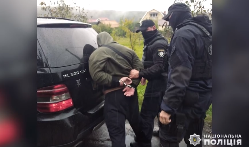 Зброя, маска та рукавички: розбійний напад на Закарпатті. Поліція затримала озброєного зловмисника та його спільника