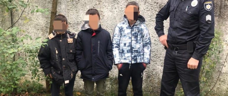 На Закарпатті троє малолітніх вандалів понищили могили на цвинтарі