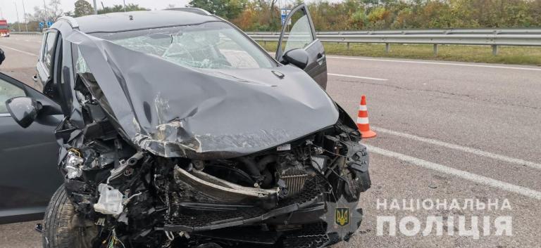 Ранкова аварія на трасі "Київ-Чоп": поблизу села Бранів водій наїхав на зупинку громадського транспорту. Від отриманих травм 58-річний чоловік загинув