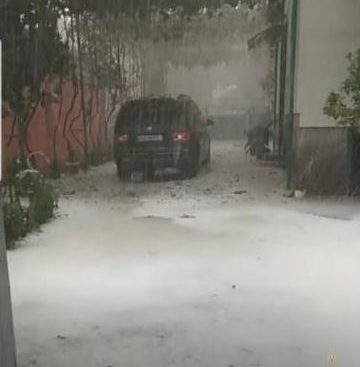 Погіршення погодніх умов на Закарпатті: на Іршавщині град вкрив землю білою ковдрою