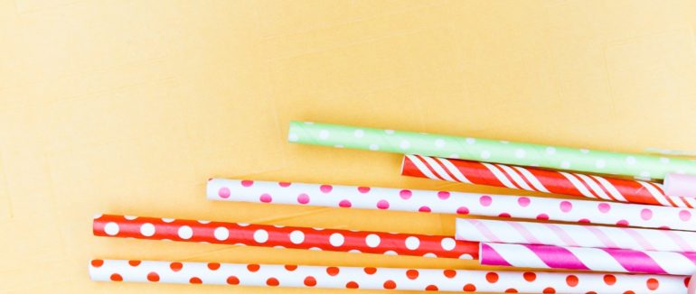 В Англії заборонили пластикові соломинки й ватні палички, щоб захистити довкілля та морську фауну