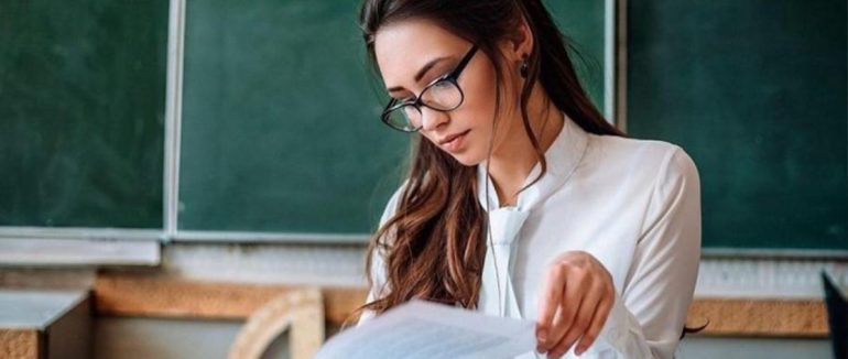 Чому професія вчителя поступово вимирає в Україні та чи зміниться це після підвищення зарплат