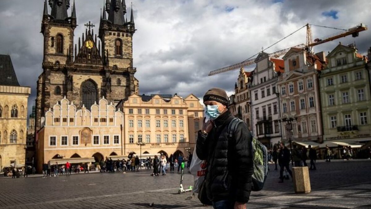 Нещадний коронавірус: у Чехії рекордна кількість нових випадків COVID-19