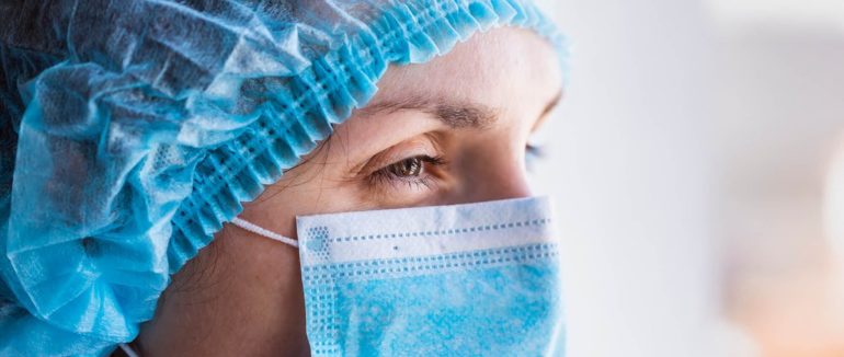 Уряд вирішив підняти зарплати медикам, які працюють з COVID-19