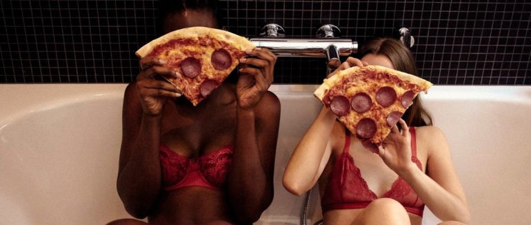 Чому жінки переїдають під час ПМС