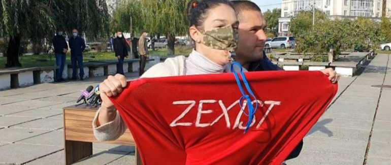 Активістка Femen оголилась перед Зеленським