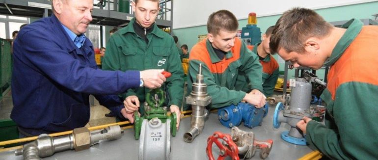 Викладачам професійної та передвищої освіти збільшать зарплати у 2021 році