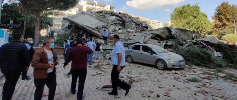 Жахаючі кадри: в Туреччині, за лічені секунди, обвалився житловий будинок