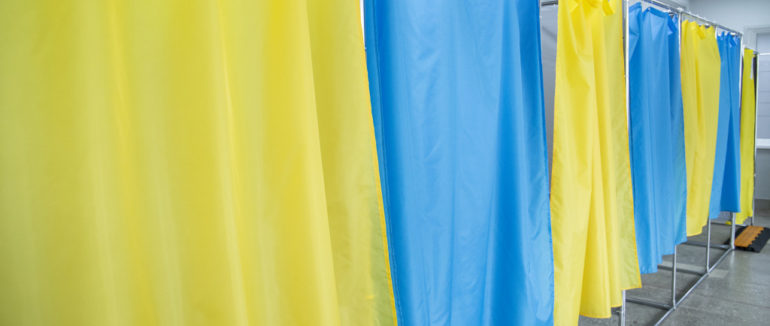 Вибори на Хустщині: поліція склала адмінпротокол, виборець виніс бюлетень для голосування