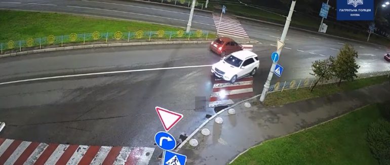 Мама року: у Києві п’яна жінка “катала” дитину зустрічною смугою. Опубліковано відео інциденту