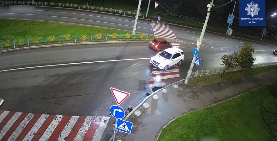 Мама року: у Києві п`яна жінка "катала" дитину зустрічною смугою. Опубліковано відео інциденту