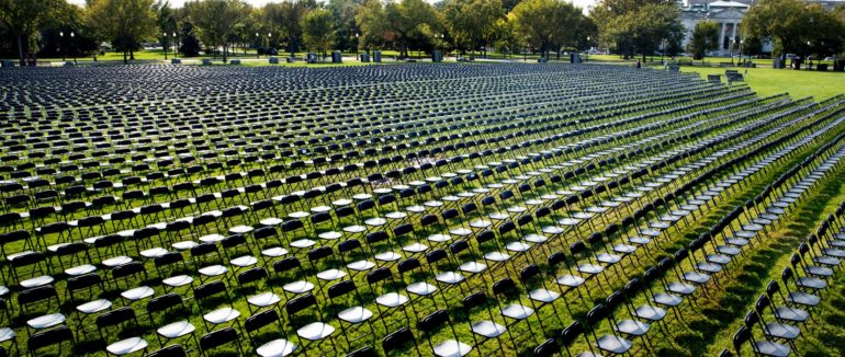 Навпроти Білого дому виставили 20 000 порожніх стільців. Це меморіал жителям США, які померли через COVID-19