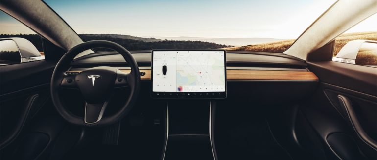 Неприємний інцидент: у Tesla розвалилася підвіска під час руху автобаном на швидкості 200 км/год