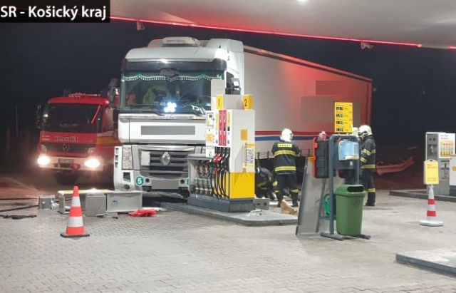Аварія у сусідній Словачині: у стані алкогольного сп`яніння водій вантажівки влетів у АЗС