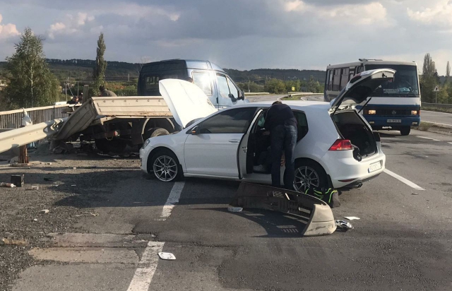 Аварія на трасі Київ-Чоп: зіткнулися легковик та ВАЗ