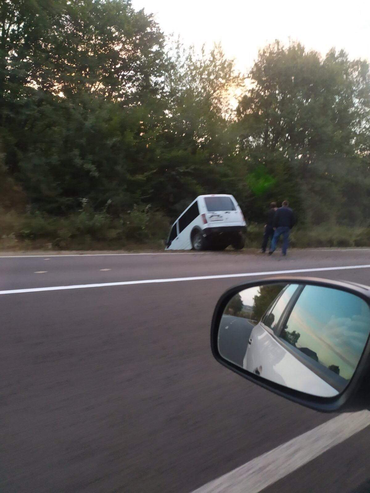 Ранкова аварія на Мукачівщині: поблизу Березинки авто з`їхало у кювет