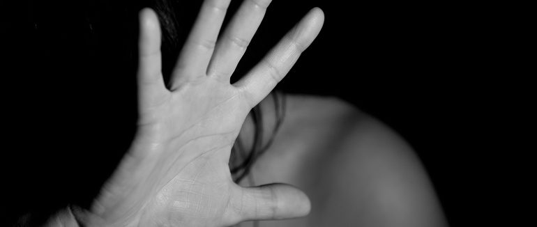 Жахлива смерть: у Києві 46-річну жінку ґвалтувати та душили сумкою. Знайшли понівечене тіло без волосся біля автобусної зупинки