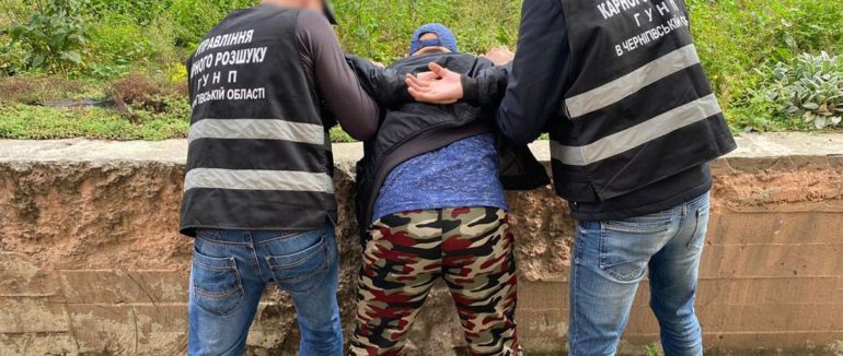 Гроші та подарунки за інтим: 34-річного чернігівця підозрюють в розбещенні школярок