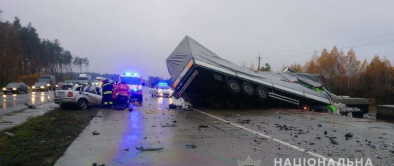 Ранкова аварія на трасі “Київ-Чоп”: внаслідок зіткнення легковика та вантажівки загинуло троє людей