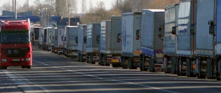 Кілометрова черга на Закарпатті: на україно-словацькому кордоні в очікуванні понад дві сотні фур