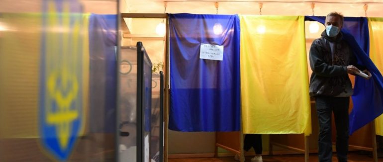 Без паспорту: зафіксовано порушення на одній із виборчих дільниць в Ужгороді