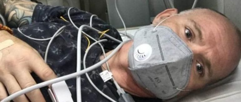 Він вижив: чоловік переніс малярію, лихоманку, ковід, а потім його вкусила кобра