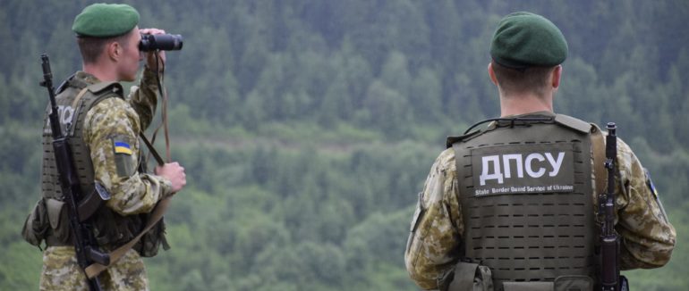 На Закарпатті зупинили мікроавтобус вщент завантажений сигаретами