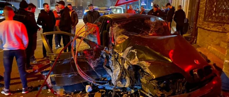 Жахлива аварія на Хустщині: авто знесло бетонну огорожу