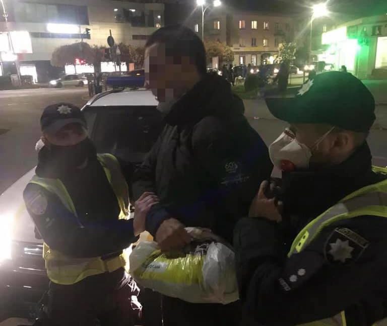 Напад в Ужгороді: поліція затримала 43-річного грабіжника. Йому загрожує 6 років позбавлення волі