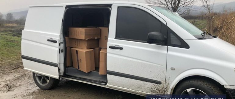 На Закарпатті наклали арешт на автомобіль і 35 ящиків сигарет, які готували для контрабанди