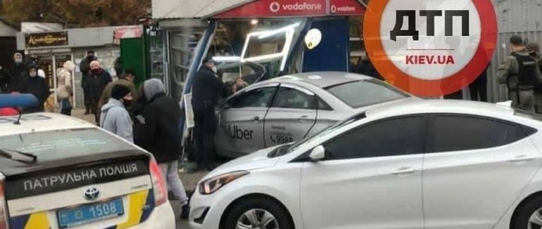 Смертельна аварія у Києві: водій Uber влетів у сигаретний кіоск. Загинула жінка