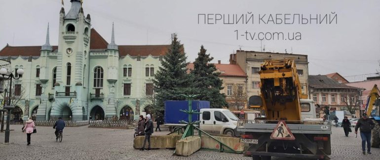 Свято наближається: в центрі Мукачева розпочали встановлення 15-ти метрової новорічної красуні