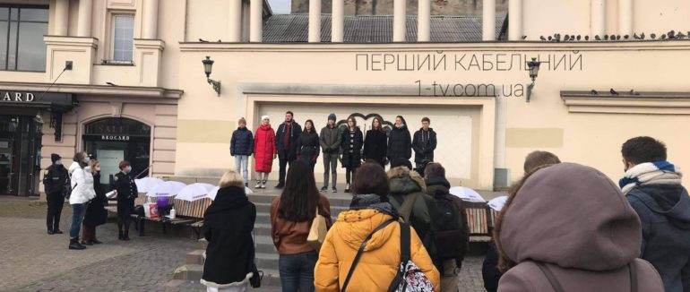 В Ужгороді провели акцію «16 днів проти насильства»