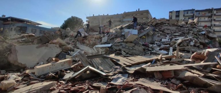 У Туреччині 3-річну дівчинку витягли з-під завалів через 65 годин після землетрусу