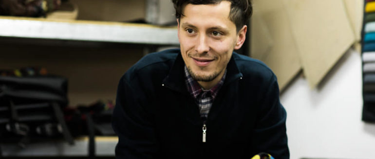 Історія колишнього безхатченка з Мукачева. Хлопець створює рюкзаки, які полюбляють у всьому світі