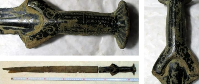 Дорогоцінна знахідка: в Чехії чоловік наткнувся на бронзовий меч, якому більше трьох тисяч років