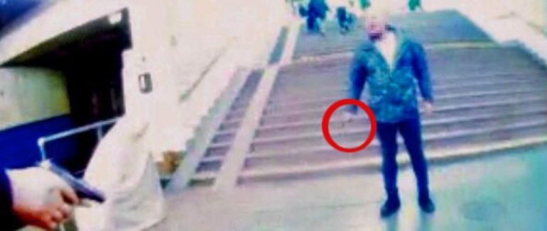 Порушив карантинні обмеження: у Київському метрополітені чоловік напав на поліцейських