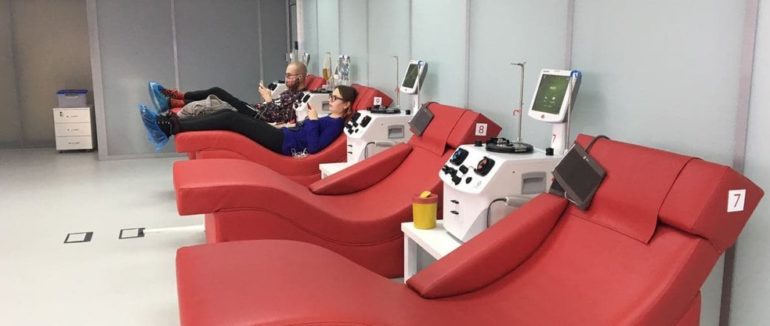 В Україні зібрали понад дві тисячі літрів плазми людей, які перехворіли COVID-19
