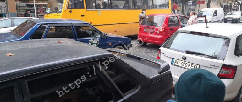 ДТП у центрі Мукачева: зіткнулися дві автівки