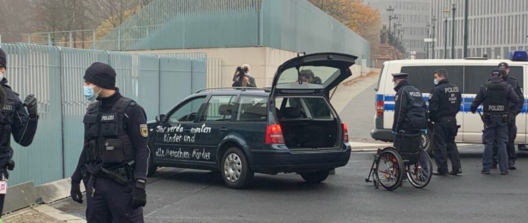 Інцидент у Берліні: в офіс канцлерки Німеччини врізалося авто