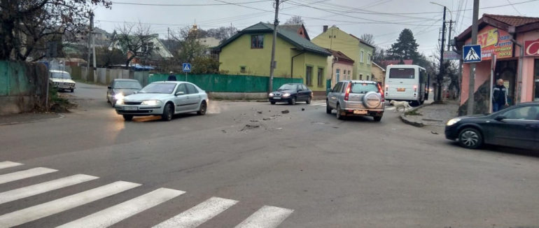 Аварія в Ужгороді: зіткнулося декілька авто