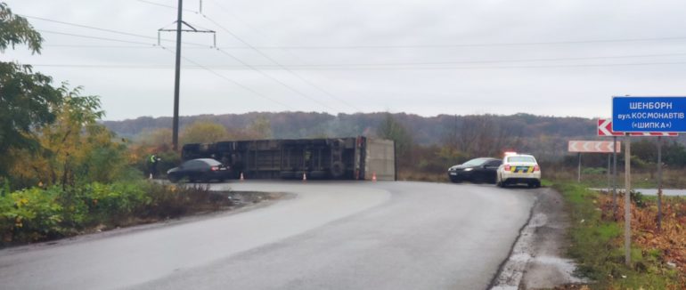 Вантажівку перекинуло на ходу: ранкова аварія у Мукачеві