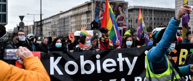 “Моє тіло – моє діло!”: у Польщі поновилися протести