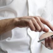 Вчені спростували найпоширенішу думку про причину відволікання на смартфон