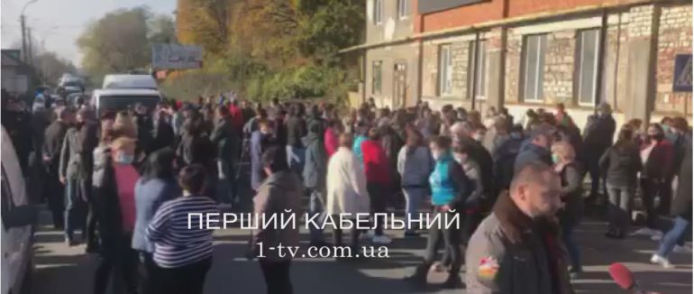 У Хусті тривають поствиборчі баталії. Сотні людей заблокували рух дорогою